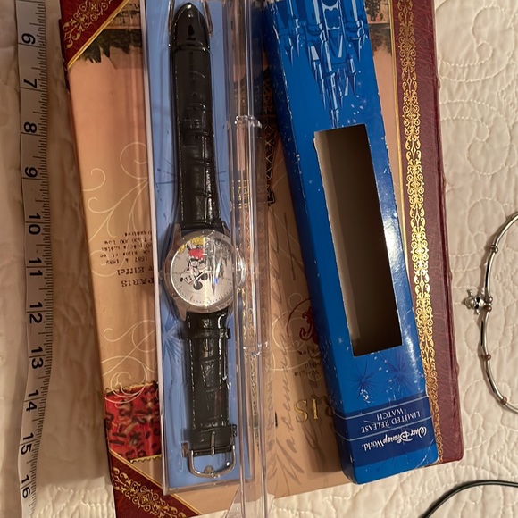 Men,s Limited Addition Micky Mouse Watch - Picture 3 of 6